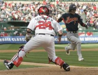 タッチアップする西岡剛