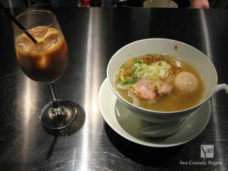 塩ラーメンとアイスコーヒー？
