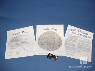 左から、月の土地権利書／月の地図／月の憲法