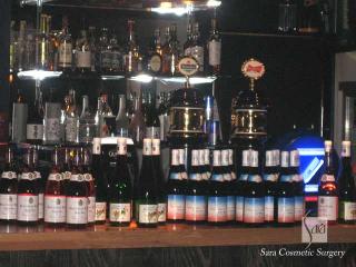 左からロゼ、白、赤のボジョレー・ヌーヴォー