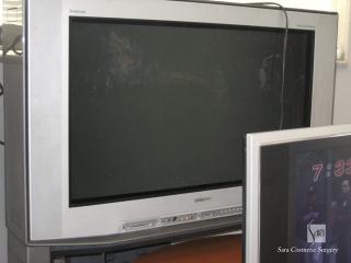 年期の入ったブラウン管テレビ、手前に見えるのは臨時で活躍中のパソコンモニターです