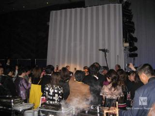 司会者の周りに人垣