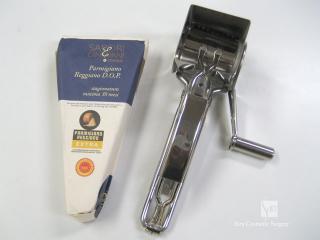 パルミジャーノ・レッジャーノとチーズグレイター