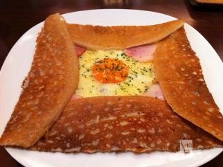 Cafe TANAKAグリュイエルチーズのガレット