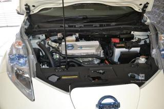 日産リーフエンジンルーム